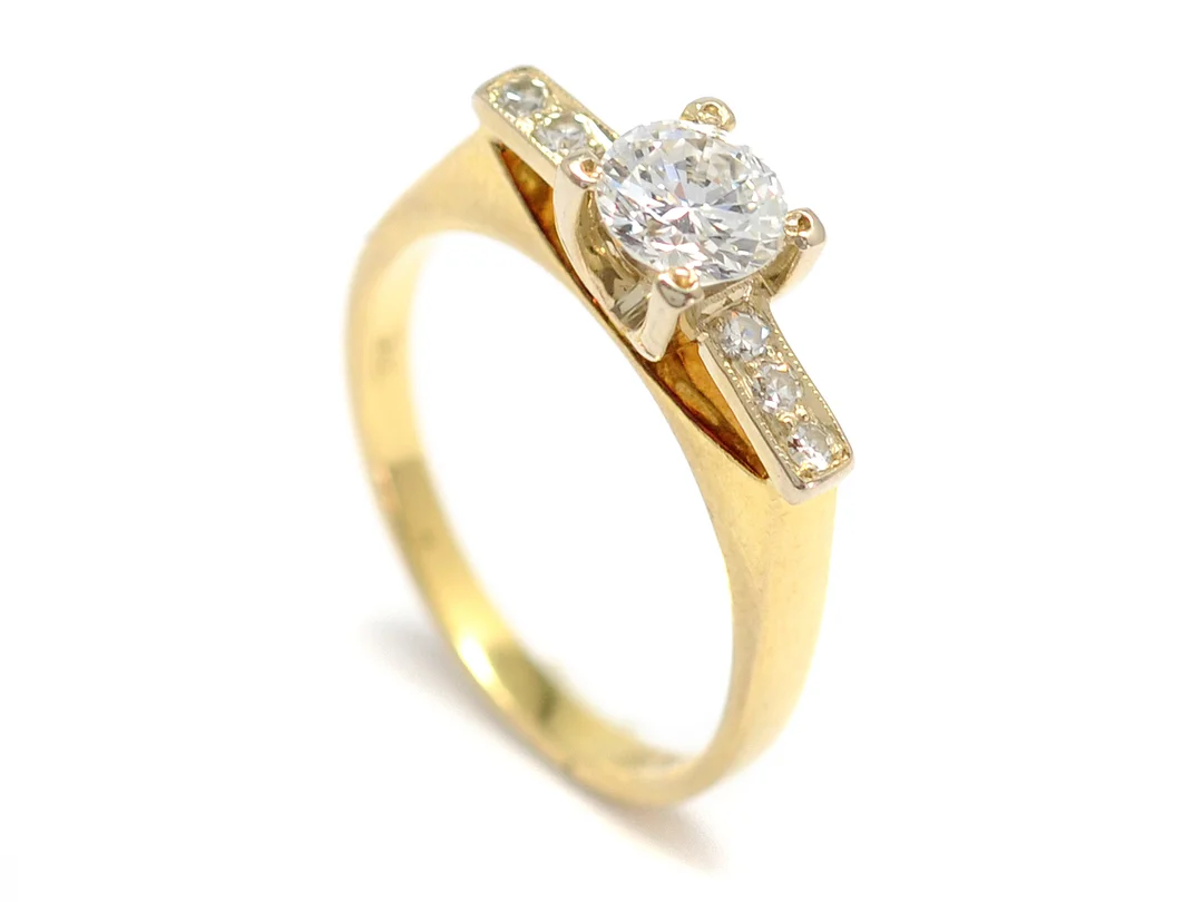 RING, 18K guld, briljant ca 0,72 ct, ca TW/VVS, 6 åttkantslipade diamanter ca 0,12 ctv, ca TW/VVS, stl 17,75 mm, vikt 4,5 g. — Smycken/Ring — Kaplans