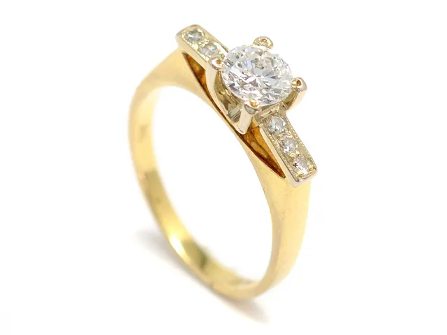 RING, 18K guld, briljant ca 0,72 ct, ca TW/VVS, 6 åttkantslipade diamanter ca 0,12 ctv, ca TW/VVS, stl 17,75 mm, vikt 4,5 g.