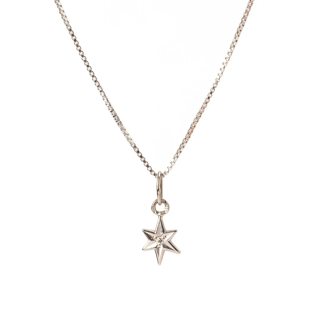 HÄNGE samt KEDJA, 18K vitguld, med åttkantslipad diamant. — Brooches & Pendants — Stockholms Auktionsverk Göteborg