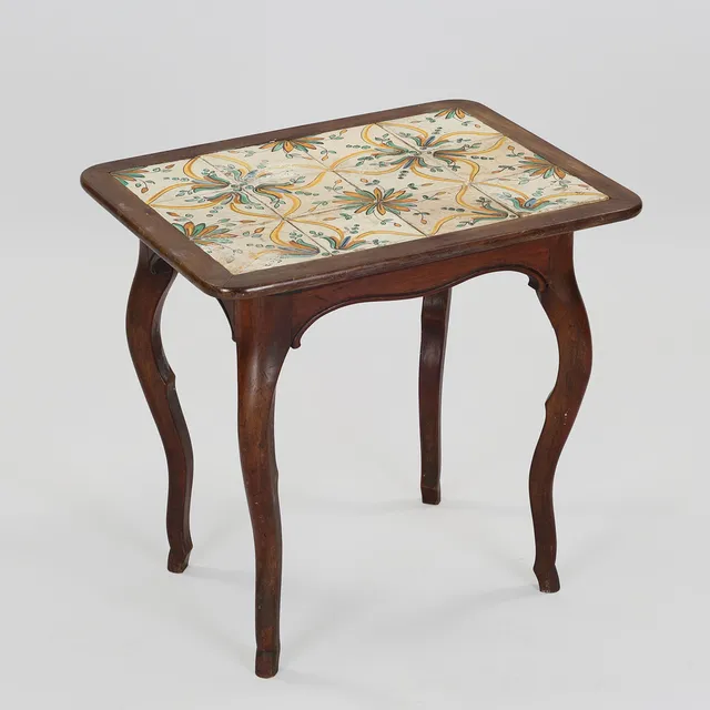 Sofabord/sidebord med stel af bejdset bøg, top ilagt kakler, 1900-tallets første halvdel.