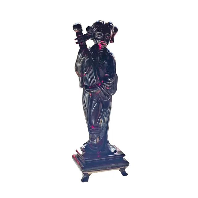 Figura de geisha en resina roja tallada.