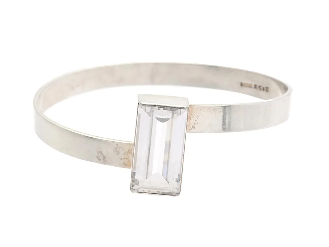 ARMBAND, stelt, silver, syntetisk spinell (mindre nagg), innermått 64x57 mm, skenans bredd 11 mm, stenens mått 22x12 mm, vikt 24,2 g. — Smycken/Armband — Kaplans