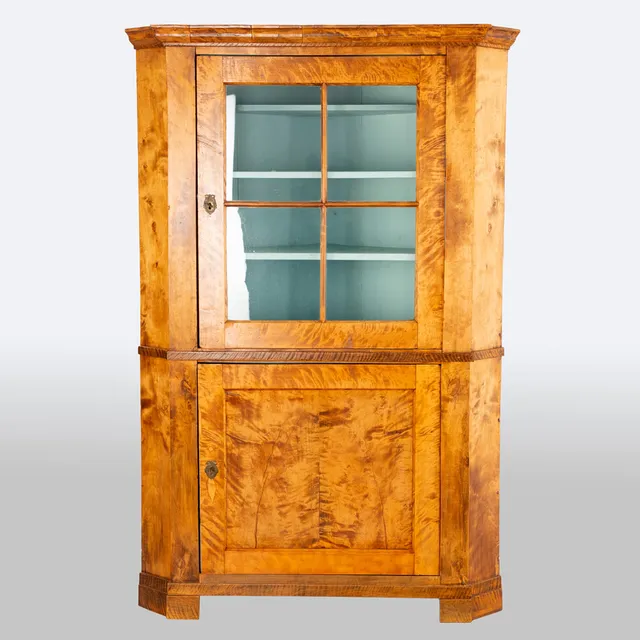 Biedermeier Eckvitrine, Birkenfurnier, Norddeutschland, 1820/30er Jahre.