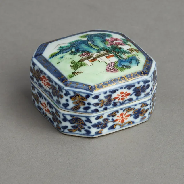 A CHINESE FAMILLE ROSE AND UNDERGLAZE BLUE AND WHITE PORCELAIN SEAL PASTE BOX AND COVER.