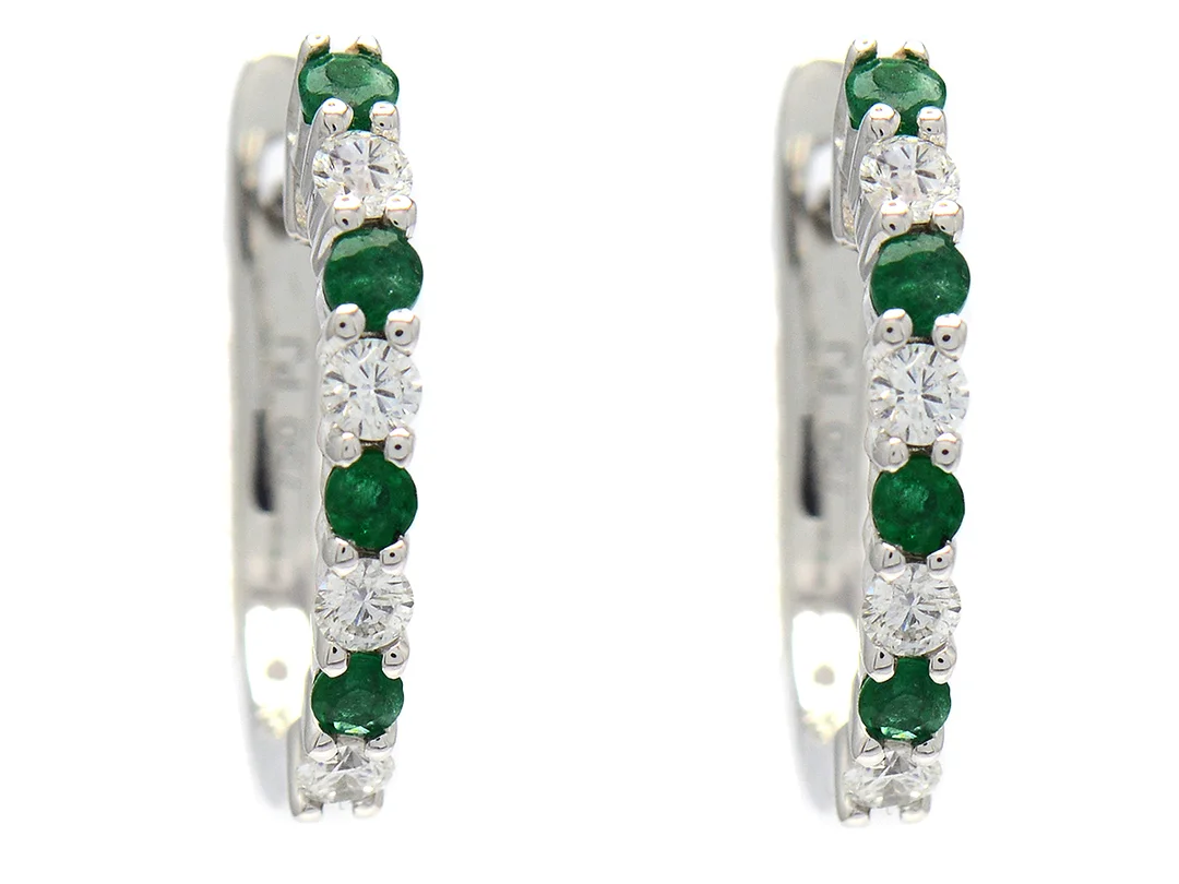 ÖRHÄNGEN, 18K vitguld, 8 smaragder 0,32 ctv, 8 briljantslipade diamanter 0,27 ctv, ca TCr-Cr/SI, huggies, höjd 1,6 cm, vikt 3 g. — Smycken/Örhängen — Kaplans