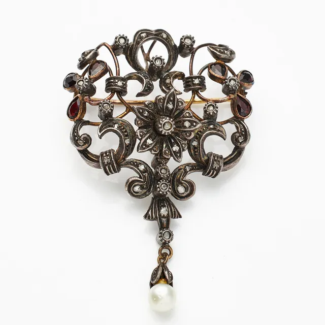 BROSCH/HÄNGE, guld och silver, dekor med diamanter delvis rosenslipade, 6 pendeloqueslipade granater, hängande dekordel med odlad saltvattenspärla ca 5 mm, 1800-talets andra hälft.
