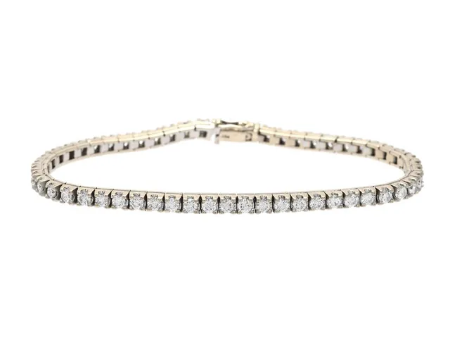 TENNISARMBAND, 18K vitguld, 55 briljantslipade diamanter ca 2,50 ctv, ca TW/VS-SI, längd 16 cm, vikt 11,6 g, 1 diamant med inneslutning som når ytan, ett fåtal diamanter med nagg på kuletten.