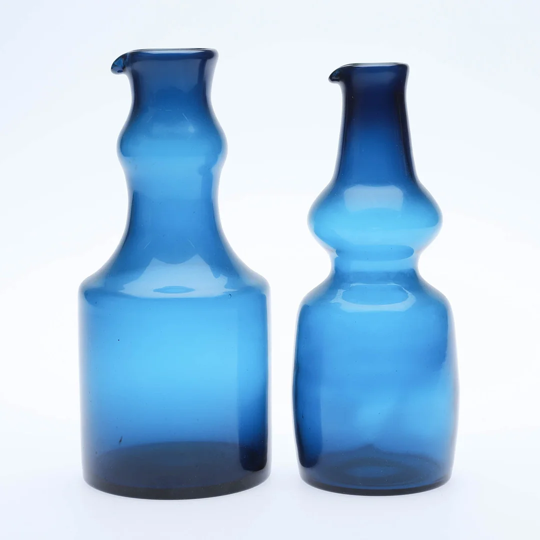 BERTIL VALLIEN. KARAFFER. 2 stycken i glas. Boda/Åfors glasbruk. 1960-tal. — Utility glass — Örebro Stadsauktioner