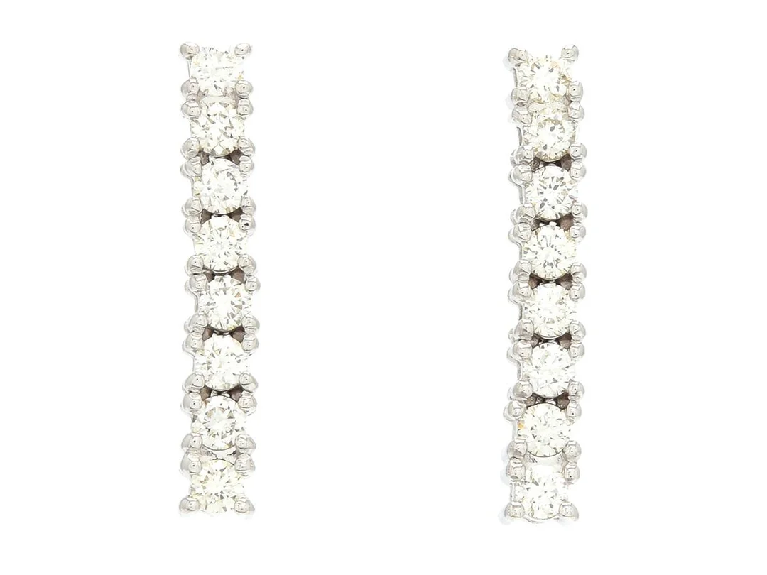 ÖRHÄNGEN, 18K vitguld, 16 briljantslipade diamanter ca 0,28 ctv, ca TW-W/VVS-VS, stift, längd 15 mm, vikt 2,5 g. — Smycken/Örhängen — Kaplans