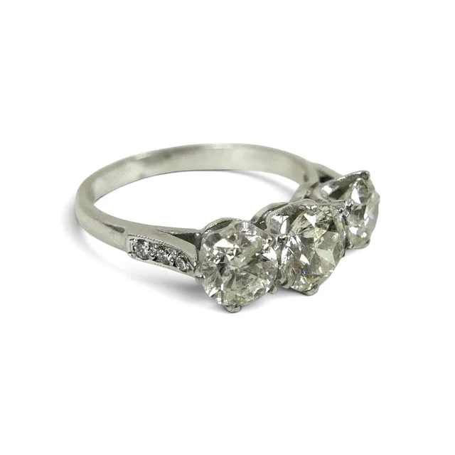 A THREE STONE DIAMOND RING.