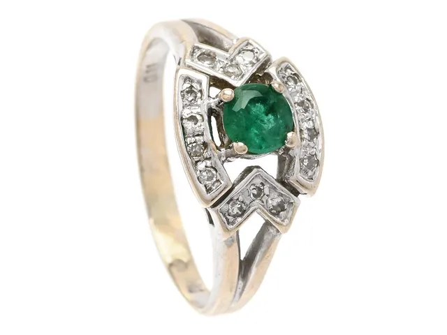 RING, 18K vitguld, smaragd, åttkantslipade diamanter 0,11 ctv, stl 16 mm, vikt 2,8 g.