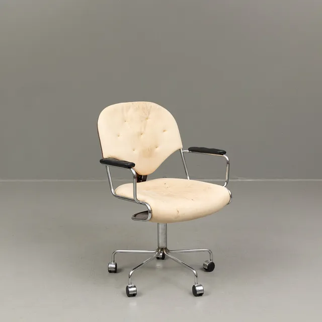 SAM LARSSON. kontor-/skrivbordsstol, läder/kromad stomme, snurrbar, "Sam", DUX, 1970-tal.