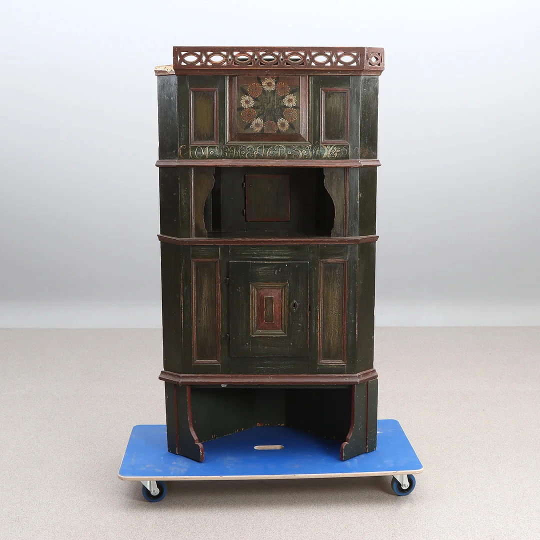 HÖRNSKÅP. Bemålat trä. Allmoge, 1800-tal. — Furniture — Skånes Auktionsverk