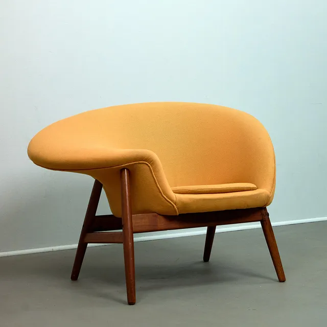 HANS OLSEN. Bramin, Sessel / Lounge Chair / Chaise Longue, Modell „Fried Egg“, Teak, Stoff, 1960er Jahre, Dänemark.