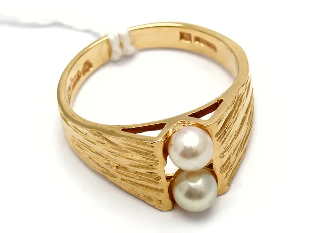Ring 18K med pärlor Ø17 4,4g