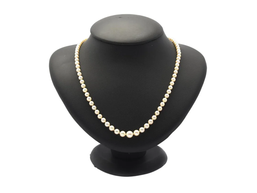 PÄRLCOLLIER, odlade doserade pärlor ca 3-7 mm, lås i silver med paste, längd 51 cm, vikt 13,6 g, knutet. — Smycken/Pärlcollier — Kaplans