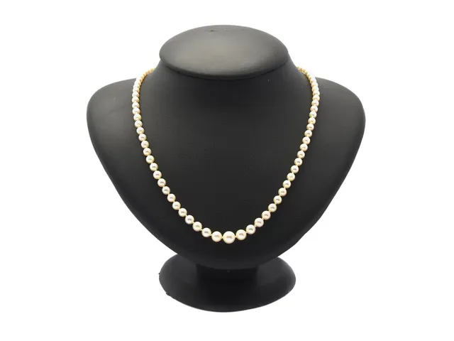 PÄRLCOLLIER, odlade doserade pärlor ca 3-7 mm, lås i silver med paste, längd 51 cm, vikt 13,6 g, knutet.