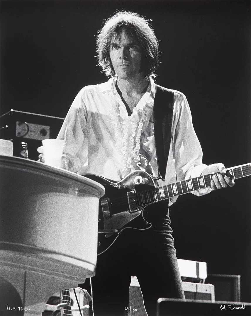 ED FINNELL. Neil Young and Crazy Horse, "Fall Tour", Los Angeles, 4 Novemer 1976, signerad Ed Finnell, numrerad 26/50, analogt fotografi silvergelatin, ilford multigrade v rc-papper. — Photography — Stockholms Auktionsverk Sickla