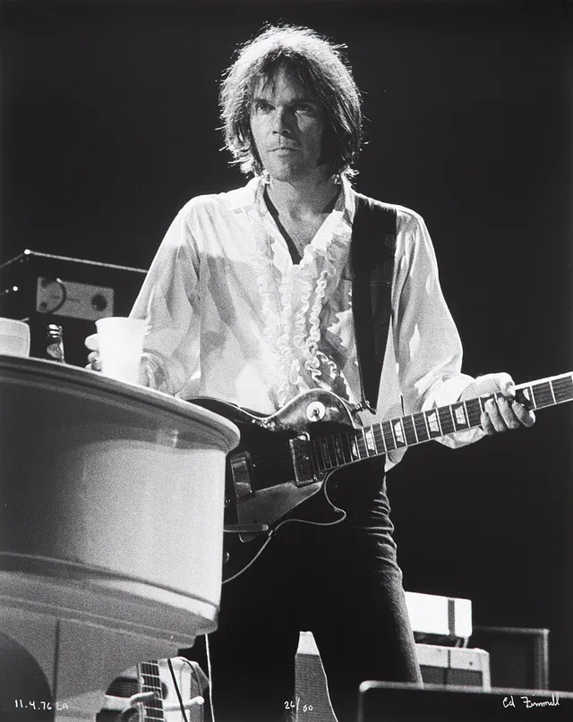 ED FINNELL. Neil Young and Crazy Horse, "Fall Tour", Los Angeles, 4 Novemer 1976, signerad Ed Finnell, numrerad 26/50, analogt fotografi silvergelatin, ilford multigrade v rc-papper.