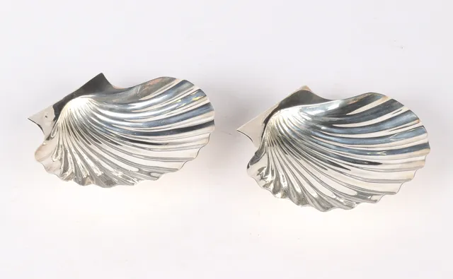 Two sterling silver butter dishes in the form of shell (2)