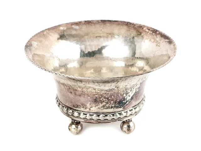 KARL ANDERSON, skål, silver, på kulfötter, Stockholm 1919, diameter 16,5 cm, vikt 281,5 g.