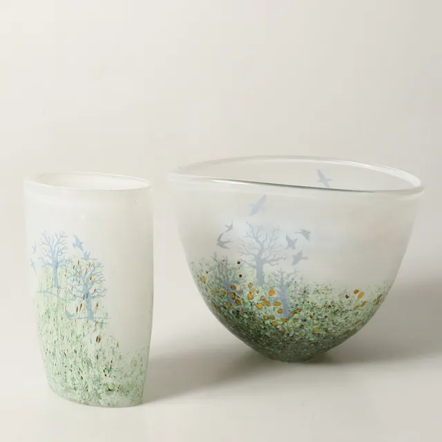 KJELL ENGMAN. Vas och skål, "Oktober", glas, Kosta Boda, 1900-talet, signerade.