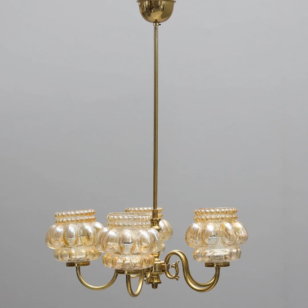 HELENA TYNELL. Taklampa, 5-ljuspunkter, formpressat glas & mässing, 1960/70-tal. — Ceiling lights — Auktionsmagasinet Vänersborg