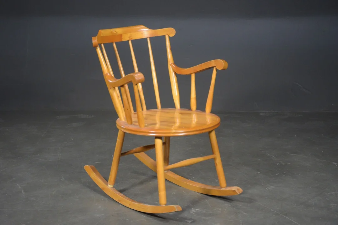 Gyngestol af lakeret birk — Furniture/Lounge chairs — Lauritz