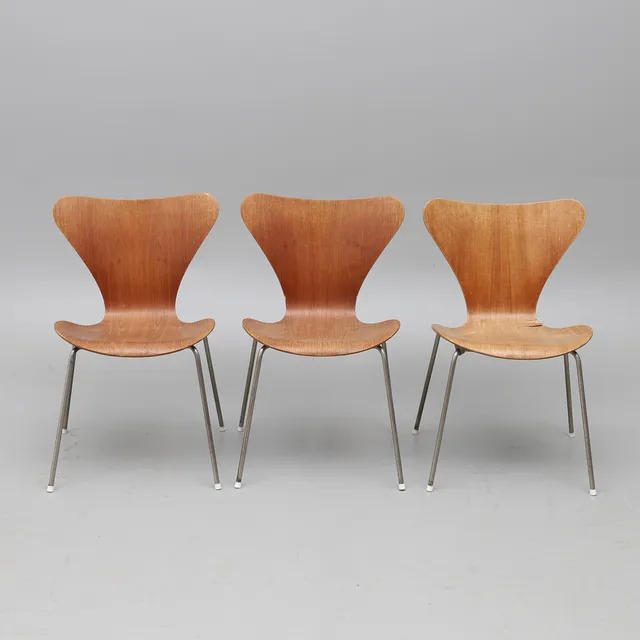 ARNE JACOBSEN. STOLAR, "SJUAN", TRE STYCKEN, FRITZ HANSEN, DANMARK.