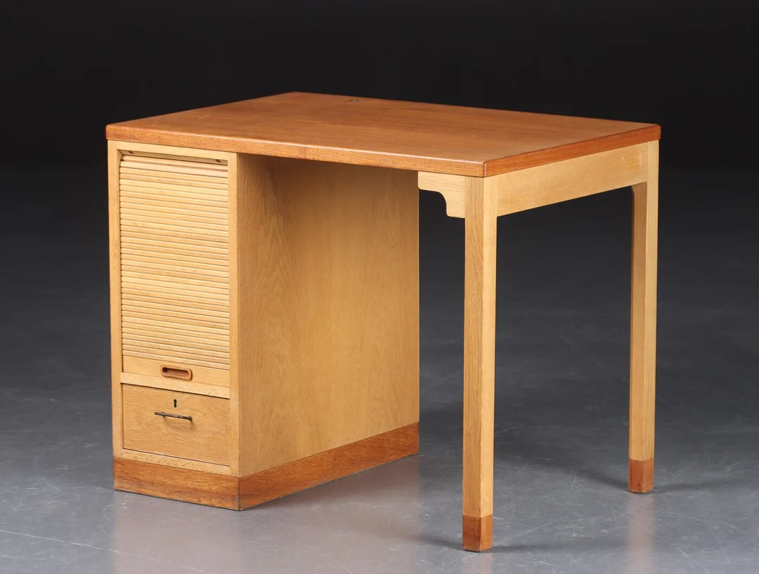 SKM / Næstved Møbelfabrik, Skrivebord af teak og eg — Furniture/Office furniture — Lauritz