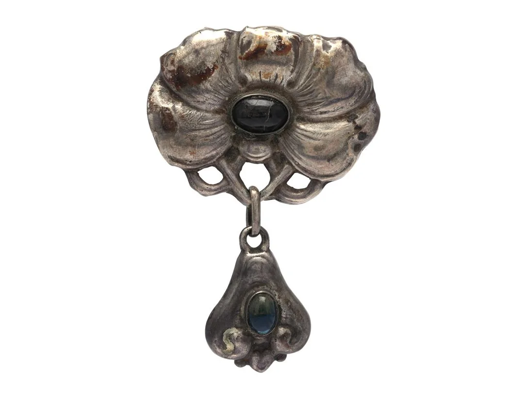 BROSCH, silver, naturstenar, jugend, Norge, mått 57x73 mm, vikt 11,5 g, stenarna har sprickor. — Smycken/Brosch — Kaplans
