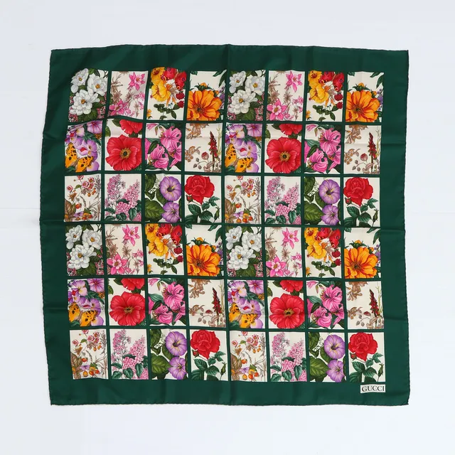 GUCCI, SCARF. Siden, mörkgrön med blomstermotiv.