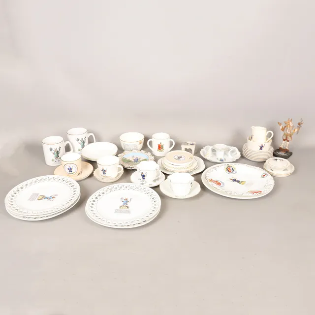 THE TRUSTY SERVANT, WINCHESTER COLLEGE; TO INCLUDE CUPS, SAUCERS, PLATES, TYGS, ETC, (QTY).