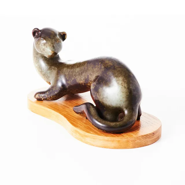 GUNNAR NYLUND. Skulptur, i form av iller, Rörstrand, R SWEDEN G.N, grönspräckligt glaserat stengods, placerad på almsockel.