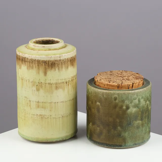 EIGIL HINRICHSEN (1921-99). Cylinder-shaped vase and lided jar made of green glazed stoneware, own studio in Birkerød, Denmark, 1950/60s, (2).