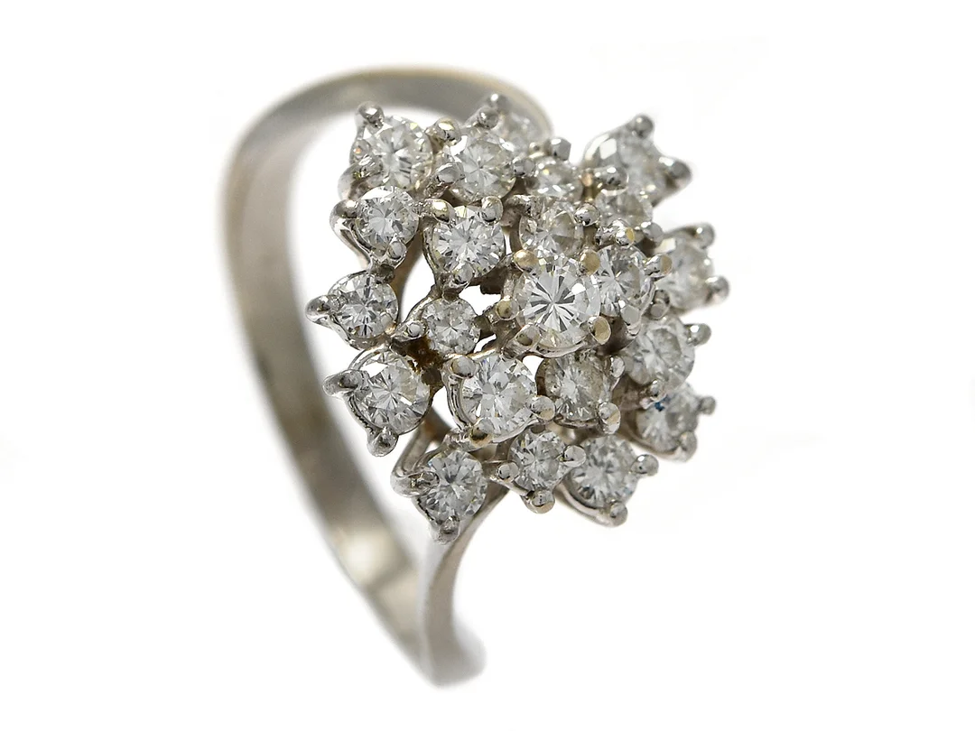 RING, 18K vitguld, 22 briljantslipade diamanter ca 1,35 ctv, ca TW-W/VS, stl 19 mm, vikt 5,3 g, smyckesintyg från Eljan Grosshed, Örebro från 1979. — Smycken/Ring — Kaplans