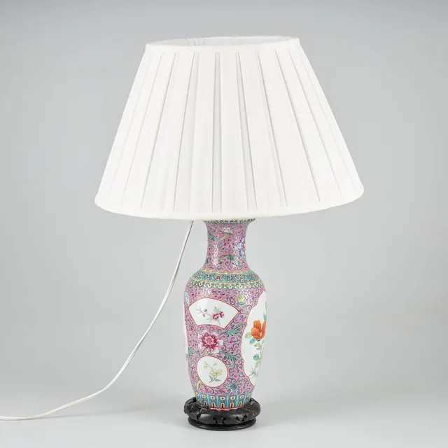 LAMPA/VAS. Kinesisk vas omgjord till lampa. 1900-tal.
