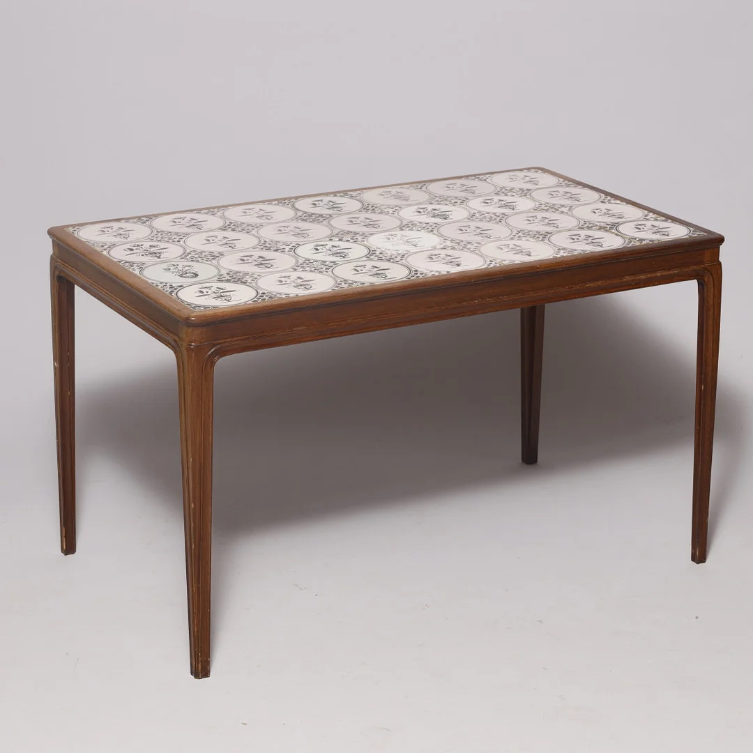 FRITS HENNINGSEN (1889-1965). Rektangulært sofabord, profileret stel af mahogni, top med indlagte kakler, snedkermester Frits Henningsen, Danmark, ca. 1940'erne. — Tables — Palsgaard Kunstauktioner