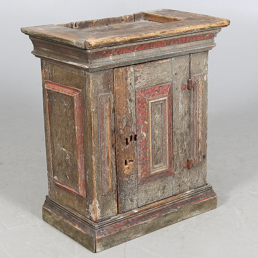 VÄGGSKÅP / HÄNGSKÅP, allmoge, 1700-tal. — Furniture — Stadsauktion Sundsvall