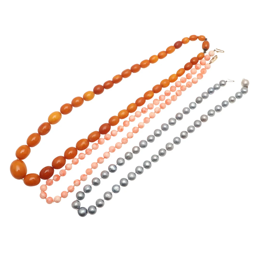 A GREY CULTURED PEARL NECKLACE WITH 14CT GOLD CLASP, A RESIN AMBER COLOURED NECKLACE ETC. — Necklace — Lawrences Auctioneers