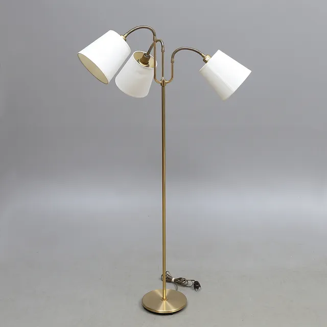 GOLVLAMPA, 3 armad, mässing, Armaturhantverk, 1900-talets slut.