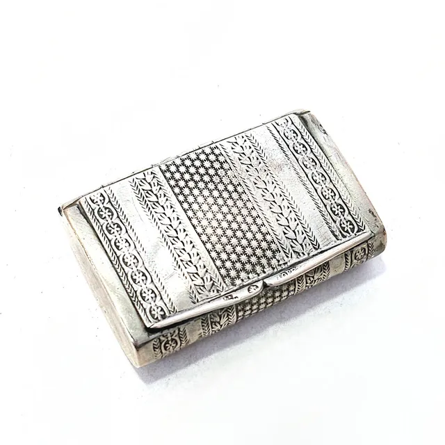 CAJA RAPÉ ANTIGUA EN PLATA. PUNXZONADA, CIRCA 1860.