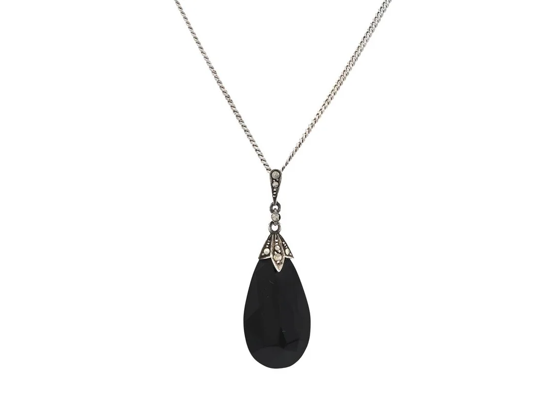 HÄNGE MED KEDJA, silver, onyx, markasiter, höjd 42 mm, längd 42 cm, vikt 6,3 g. — Smycken/Hänge med kedja — Kaplans