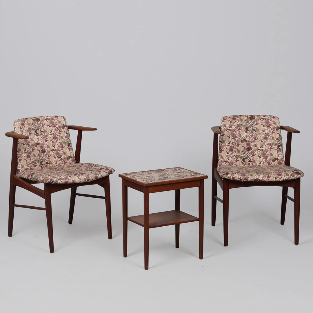Dansk Design, par armstole og bord af teak. ca 1950- 60 erne . Danmark (3). — Armchairs & Chairs — Palsgaard Kunstauktioner