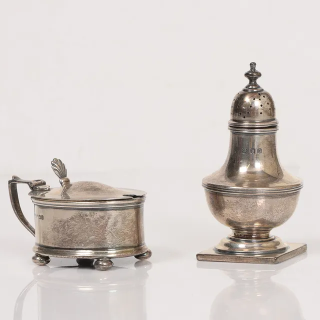 A SILVER MUSTARD POT, A SILVER PEPPERETTE (2).