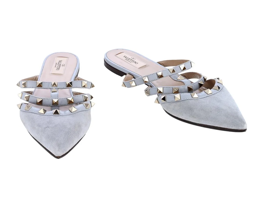 SKOR, VALENTINO, Rockstud point-toe slip in, grå mocka, läder, guldfärgade nitar, stl 39½, omsulade. — Kläder/Skor — Kaplans
