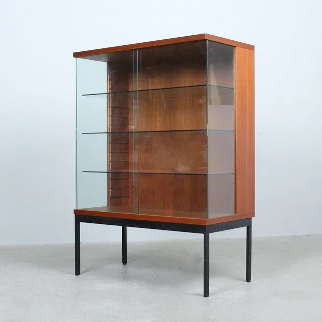 DIETER WAECKERLIN. Behr. Vitrine aus Teakholz und Glas, 1960er Jahre.