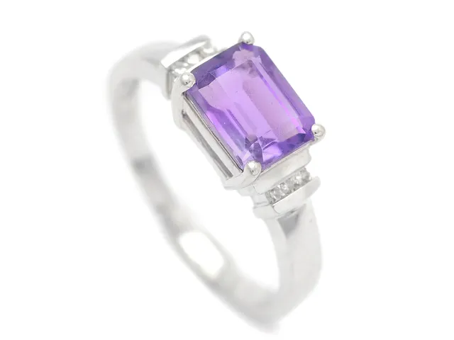 RING, 18K vitguld, ametist, 6 åttkantslipade diamanter ca 0,03 ctv, stl 17,75 mm, vikt 3,3 g.