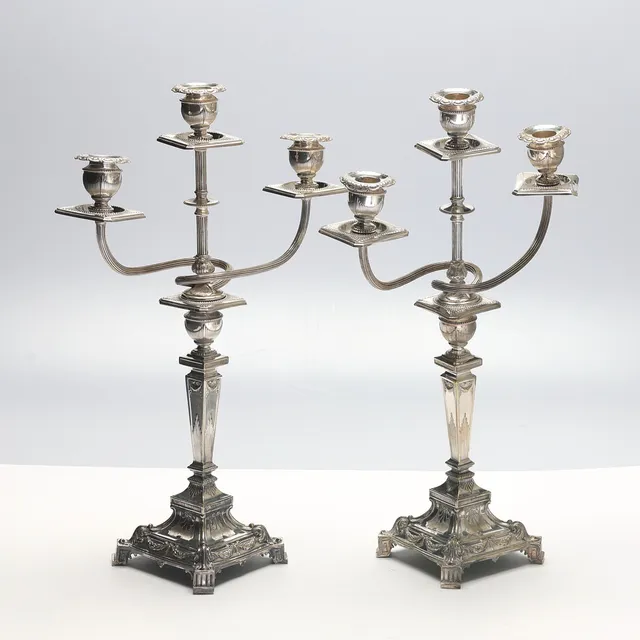 KANDELABRAR. Ett par, nysilver, 1900-talets första hälft.