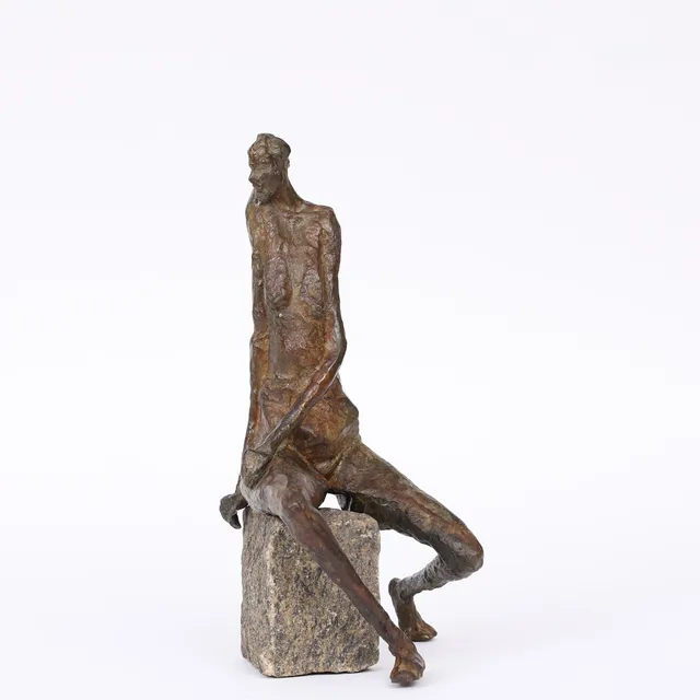 INGER WEICHSELBAUMER (FÖDD 1938). Sittande kvinna, grönpatinerad brons, nr 1/7, signerad.